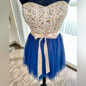 Short beaded evening dress, with sweetheart neckline